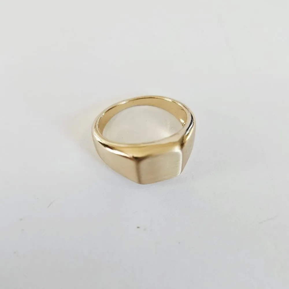 Minimalist Polished Gold Tone Square Silhouette Sleek Modernist Signet Ring 8
